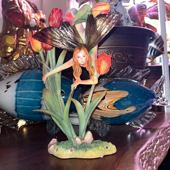 Dragonsite Charming Fairy and Tulip Figurine approx 8.5 inches - Picture 3 of 8